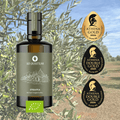 bouteille Ad Olivetum Erbaria X Olio Maselli sous fond d'olivier avec les médailles d'or et le logo biologique