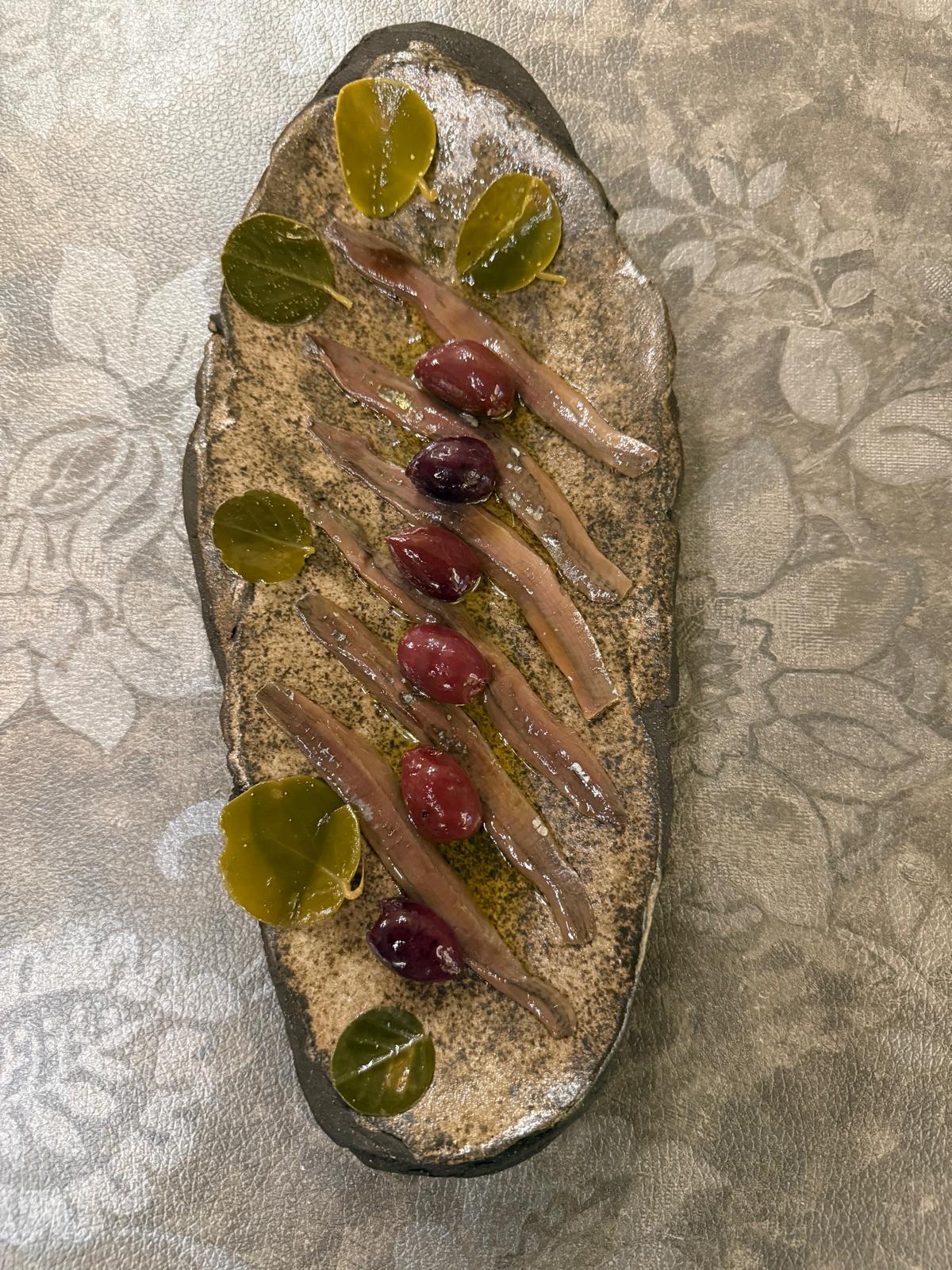 Plat de viande accompagné de feuilles de câprier grecques et condiments méditerranéens